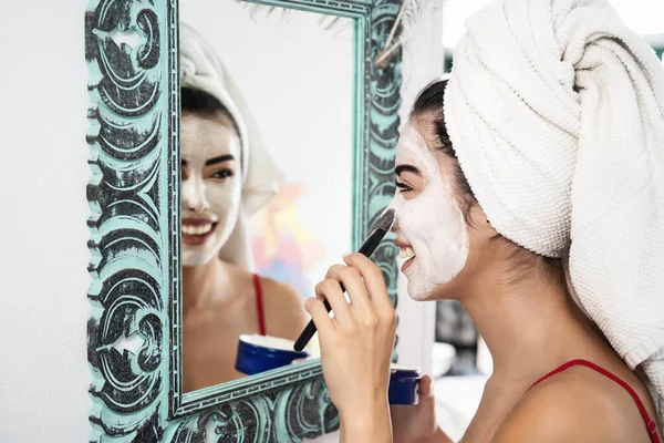 Jovem Aplicando Creme Facial Diário Menina Feliz Tendo Cuidados Com — Fotografia de Stock