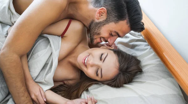 在毯子下躺在床上玩乐的快乐夫妇 年轻的浪漫情人亲密时刻 亲密和爱情关系的概念 — 图库照片