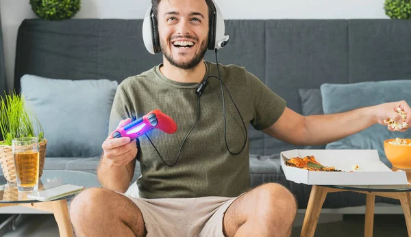 Homem Feliz Jogando Videogames Online Jovem Jogador Divertindo Novo Console — Fotografia de Stock