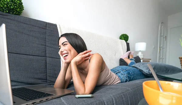 Wanita Muda Berbaring Sofa Menonton Komputer Gadis Yang Bahagia Bersenang — Stok Foto