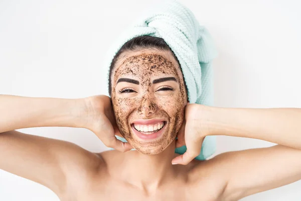 Ung Leende Kvinna Tillämpa Kaffe Skrubb Mask Ansiktet Lycklig Flicka — Stockfoto