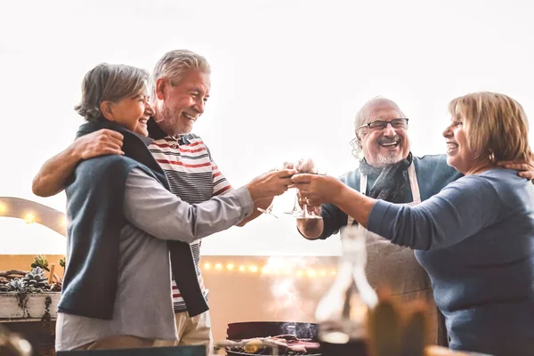 Happy Senior Friends Drinking Red Wine Barbecue House Patio Starší — Stock fotografie