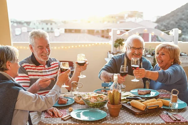 Terasında Yemek Yiyip Kırmızı Şarap Içen Kıdemli Arkadaşlar Akşam Yemeği — Stok fotoğraf