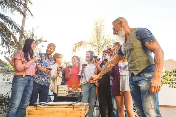 Familia Feliz Beber Vino Tinto Fiesta Barbacoa Chef Hombre Mayor — Foto de Stock