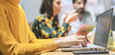 Ofis içinde birlikte çalışan genç arkadaşlar - Milenyum insanları ortak çalışma alanı stratejisi geliştiriyorlar - Gençlik iş arkadaşları milenyum jenerasyonu ve teknoloji çalışma alanı kavramı