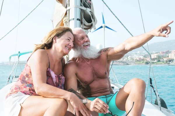 乘帆船度假的老夫妇 在乘船旅行庆祝结婚周年的快乐的成熟情人 恋爱关系和旅行老年人生活方式的概念 — 图库照片