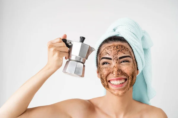 Jovem Mulher Sorridente Aplicando Máscara Esfregaço Café Rosto Menina Feliz — Fotografia de Stock