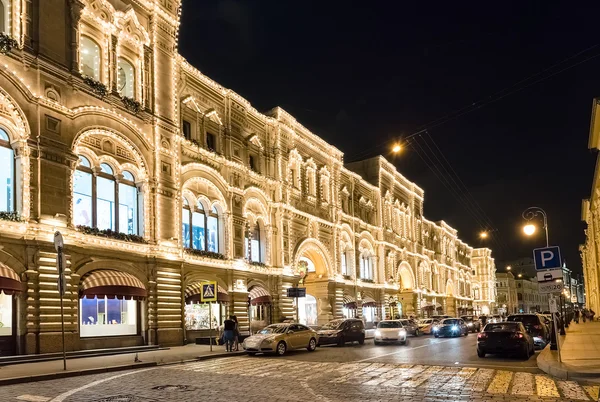 Shopping gata på natten i centrala Moskva, Ryssland — Stockfoto