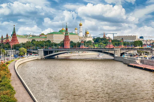 Luchtfoto uitzicht over de rivier Moskva en het Kremlin, Moskou, Rusland — Stockfoto