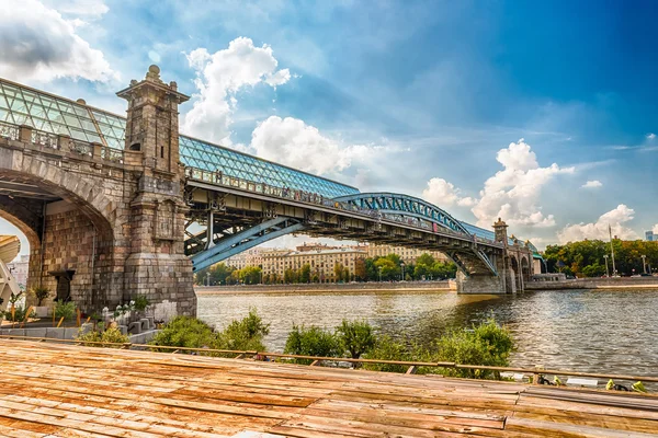 Pohled přes Pushkinsky lávka v centru Moskvy, Rusko — Stock fotografie