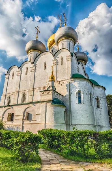 Iglesia ortodoxa dentro del convento Novodevichy, hito icónico en Moscú, Rusia — Foto de Stock