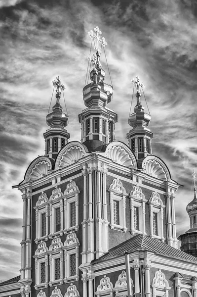 Iglesia ortodoxa dentro del convento Novodevichy, hito icónico en Moscú, Rusia — Foto de Stock