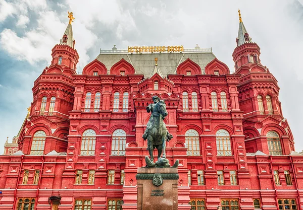 Il Museo Storico di Stato e la statua del maresciallo Zhukov, Mosca, R — Foto Stock