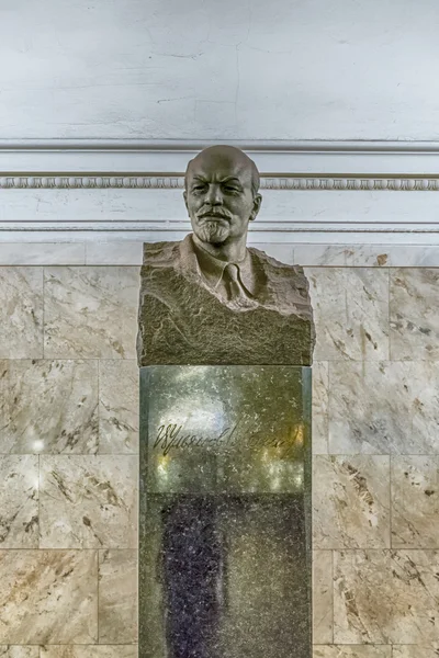 Monumen Lenin bust di dalam stasiun kereta bawah tanah Belorusskaya di Moskow, Rusia — Stok Foto