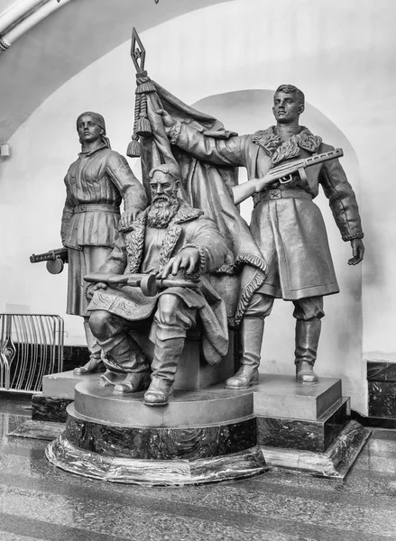 Soldaten monument binnen Belorusskaya metrostation in Moskou, Rusland — Stockfoto