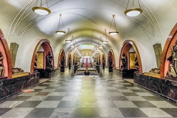 Interiör av Plosjtjad Revolyutsii tunnelbanestation i Moskva, Ryssland — Stockfoto