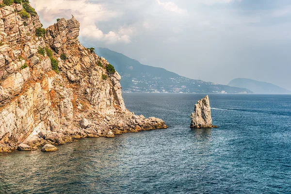 Linea costiera panoramica sul Mar Nero vicino a Yalta, il Crimea — Foto Stock