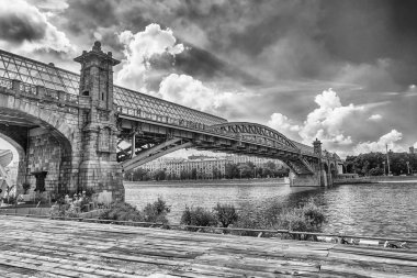 Pushkinsky yaya köprüsü Merkezi Moskova, Rusya üzerinden görüntülemek