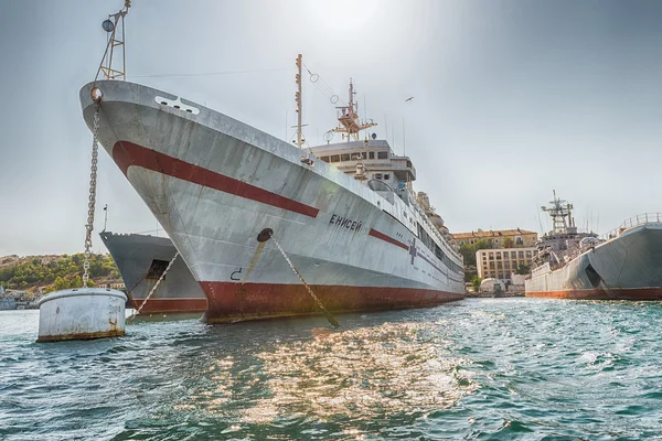Πολεμικά πλοία του στόλου της Μαύρης θάλασσας στην προκυμαία του κόλπου Σεβαστούπολη, Κριμαία — Φωτογραφία Αρχείου