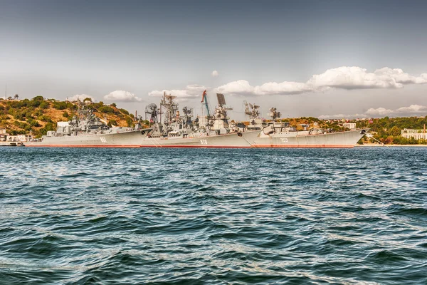 Černomořská flotila válečných lodí v přístavu Sevastopol Bay, Krym — Stock fotografie