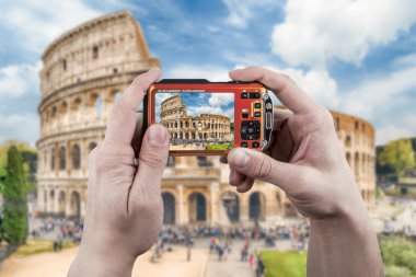 Roma'da Colosseum'un fotoğrafını çeken eller kameraya, İtalya