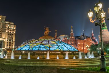 Manezhnaya Meydanı Moskova, Rusya'nın gece görünümü
