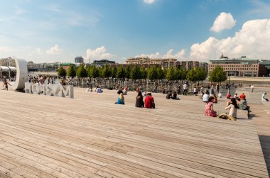 İnsanlar Krymsky Val güneşli bir gün zevk, Moskova, Rusya
