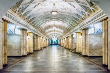 Moskova'daki Teatralnaya metro istasyonunun iç kısmı, Rusya
