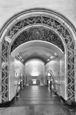 Moskova Belorusskaya metro istasyonu içinde Sovyet sembolleri, Rusya