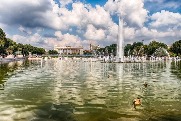 Schilderachtige fontein in Gorky Park, Moskou, Rusland — Stockfoto