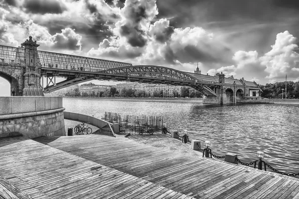 Vista sobre Pushkinsky Ponte pedonal no centro de Moscou, Rússia — Fotografia de Stock