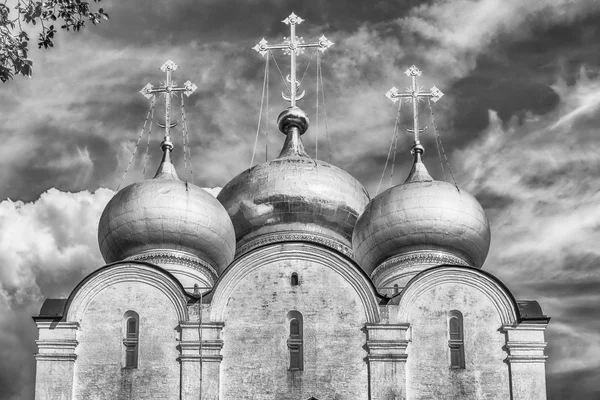 Православный храм в Новодевичьем монастыре, знаковая достопримечательность Москвы, Россия — стоковое фото