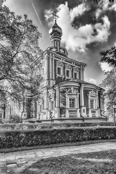 Iglesia ortodoxa dentro del convento Novodevichy, hito icónico en Moscú, Rusia — Foto de Stock