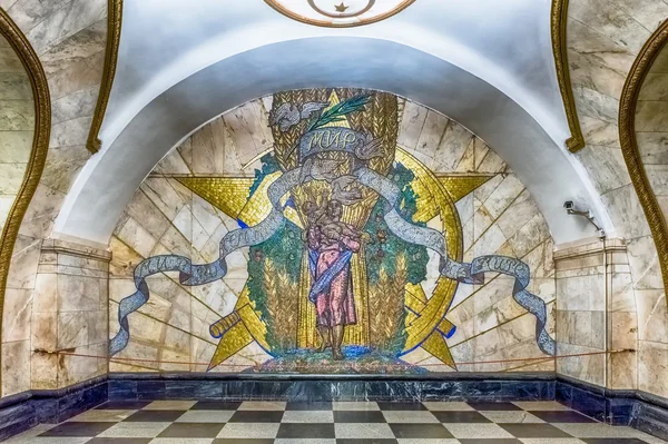 Mosaico all'interno della stazione della metropolitana Novoslobodskaya a Mosca, Russia — Foto Stock