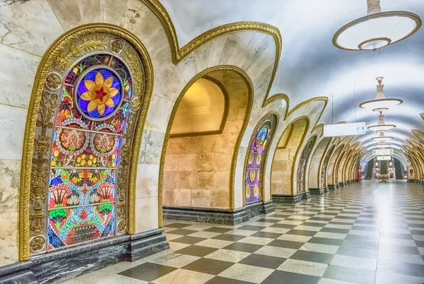 Moskova Novoslobodskaya metro istasyonunun iç, Rusya