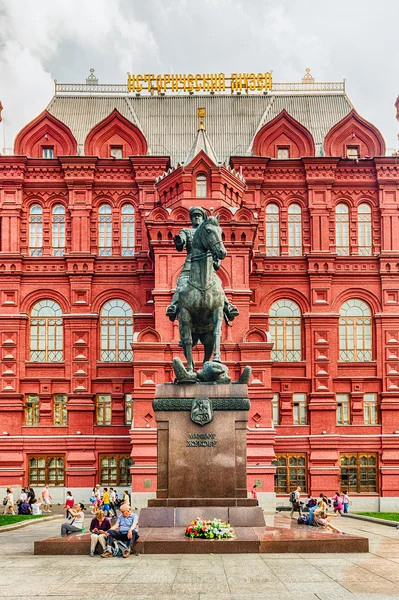 O Museu Histórico do Estado e a estátua do marechal Zhukov, Moscou, Rússia — Fotografia de Stock