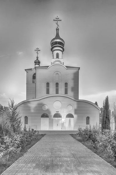 Традиционная православная церковь в маленьком городке Фрунзе, Крым — стоковое фото
