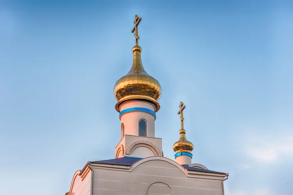 Iglesia ortodoxa tradicional en la pequeña ciudad llamada Frunze, Crimea — Foto de Stock