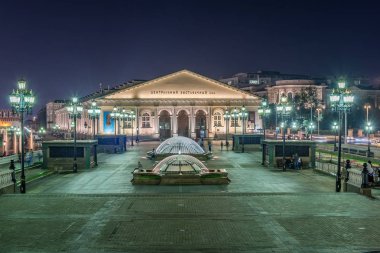 Manezhnaya Meydanı Moskova, Rusya'nın gece görünümü