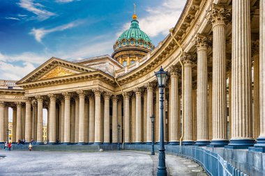 Cephe ve sütunlu Kazan Katedrali, St Petersburg, Rusya