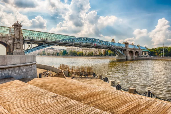 Vue sur le pont piétonnier Pushkinsky dans le centre de Moscou, en Russie — Photo