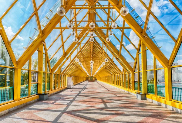 Walking inside Pushkinsky Pedestrian Covered Bridge in central Moscow, Russia — Stock Photo, Image