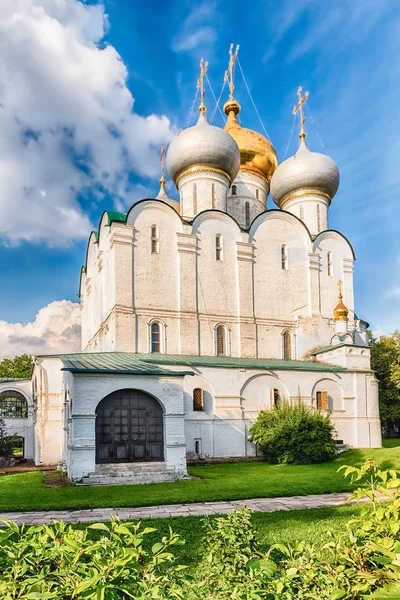 Igreja Ortodoxa dentro do convento Novodevichy, marco icônico em Moscou, Rússia — Fotografia de Stock