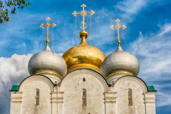 Iglesia ortodoxa dentro del convento Novodevichy, hito icónico en Moscú, Rusia — Foto de Stock