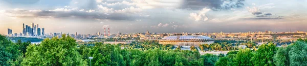 Panoramiczny widok na centrum Moskwy od Sparrow Hills. Rosja — Zdjęcie stockowe