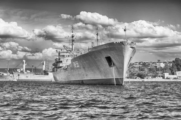 2016年8月24日ソ連とロシアの黒海艦隊の軍艦 岸壁に立つ — ストック写真