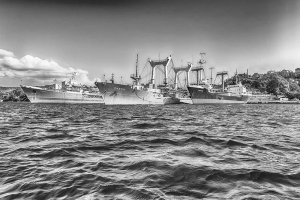 2016年8月24日ソ連とロシアの黒海艦隊の軍艦 岸壁に立つ — ストック写真