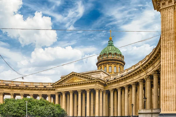 Cephe ve sütunlu Kazan Katedrali, St Petersburg, Rusya — Stok fotoğraf