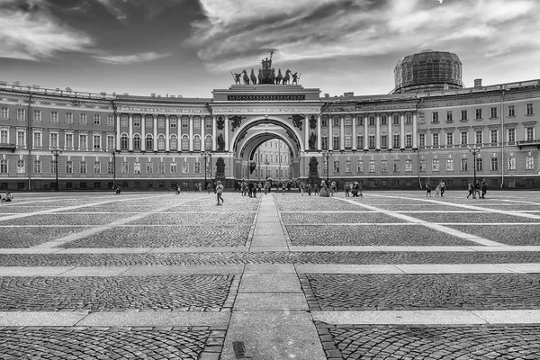 Gevel van het generaal personeel gebouw, St. Petersburg, Rusland — Stockfoto