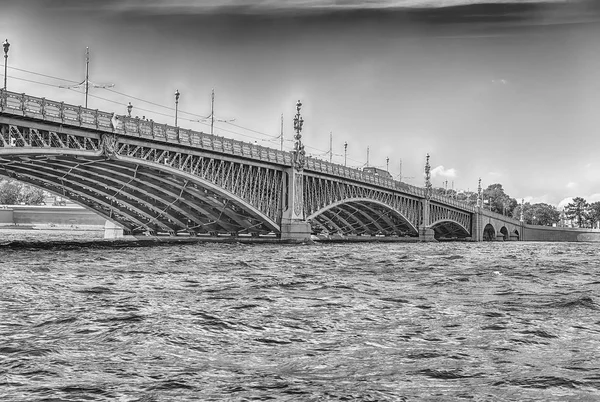 Trinity Bridge op de rivier de Neva, St. Petersburg, Rusland — Stockfoto